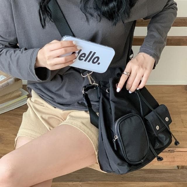 【LEESA】尼龍抽繩包\水桶包\大容量包包\尼龍斜背包\工裝包\黑色包包\奶茶色包包\日系包包\小眾包包\禮物