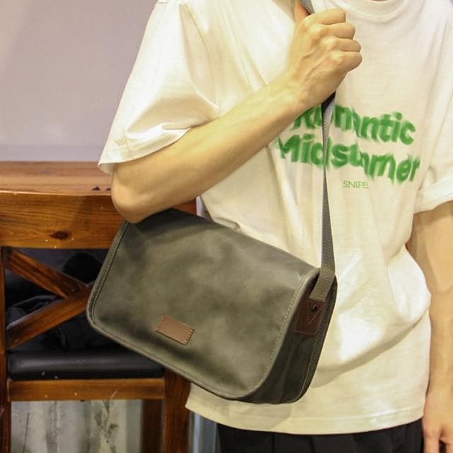 【MoonDy】包包 斜背包 大容量側背包 ipad包 黑色包包 棕色斜背包 小方包 簡約郵差包男生包包 上課包包 送男友禮物