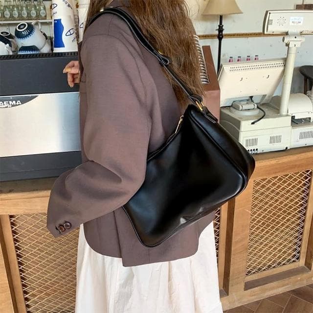 【LEESA】軟皮包包\女生包包\流浪包\單肩包\側背包\斜背包\腋下包\歐美包包\韓國包包\黑色包包\閨蜜包包\女生生日禮物