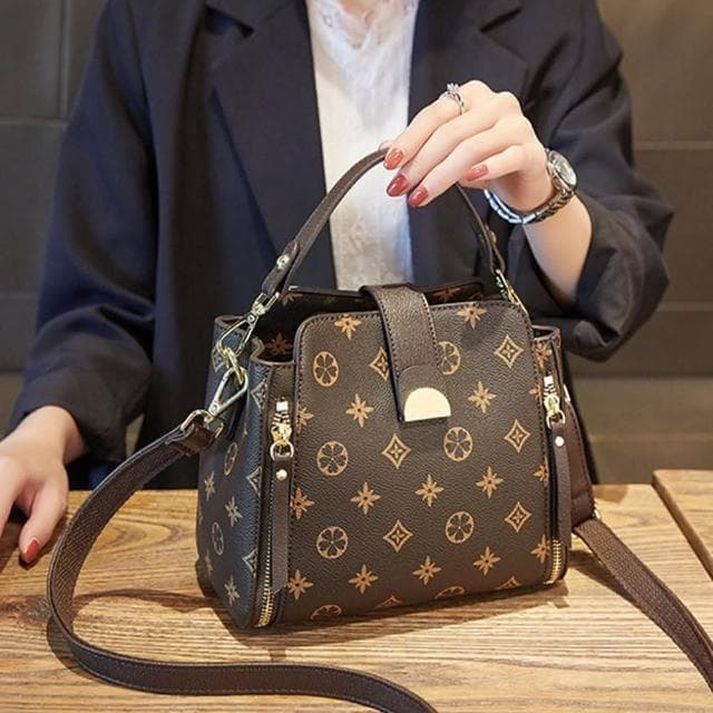 【LEESA】包包女\通勤包\小方包\防水包\側背包\手提包\復古包\皮革包包\老花包包\包包\水桶包\生日禮物