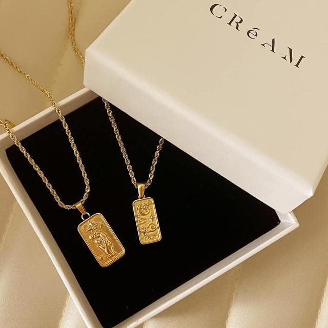 【CReAM】Nya鈦鋼鍍18K金色亮鑽太陽星星月亮復古長方形徽章吊牌項鍊(生日 禮物 送禮 禮盒)