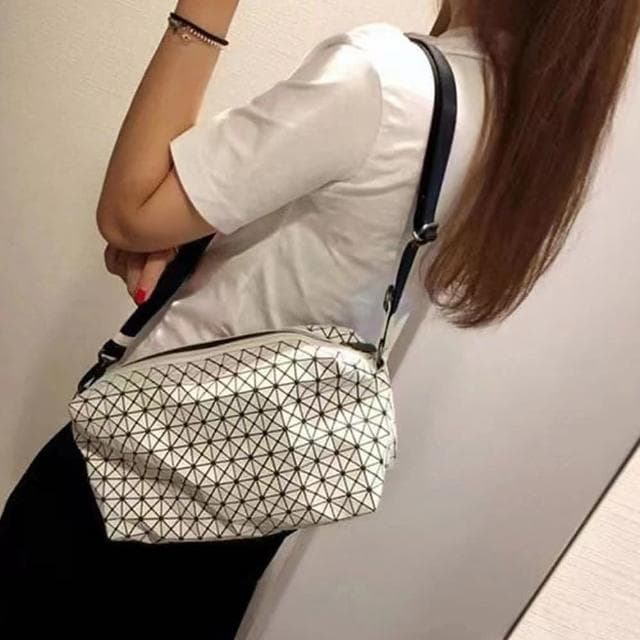 【LEEHER】女包/包包/攜便包/防水側背包/情侶包包/菱格包包/幾何造型包/小馬鞍包/斜背小方包/生日禮物