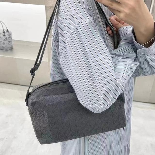 【LEEHER】女包/包包/攜便包/防水側背包/情侶包包/菱格包包/幾何造型包/小馬鞍包/斜背小方包/生日禮物