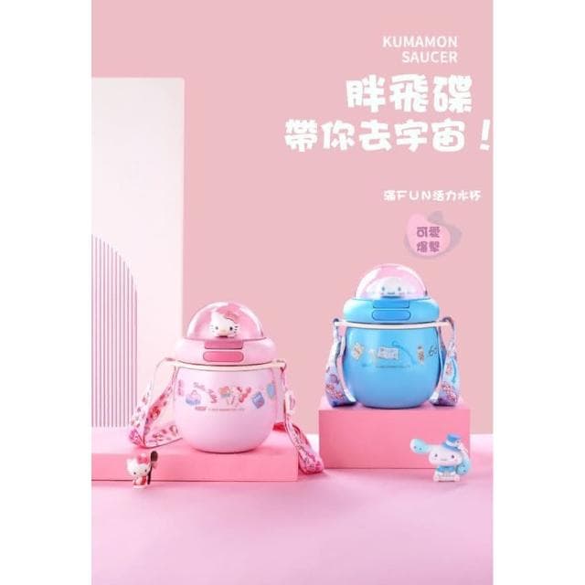【SANRIO 三麗鷗】胖飛碟 可愛造型保溫壺 380ML( 正版授權 大耳狗 kitty凱蒂貓 運動水壺 兒童水壺 隨身水壺 隨身杯 大容量水瓶 母嬰Tritan材質 茶杯 保溫瓶 雙飲可調背帶 送禮 生日禮物 交換禮物 聖誕禮物)