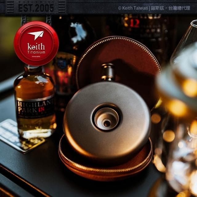 Keith 鎧斯純鈦圓形隨身酒壺紳士皮套組附漏斗 130ml / Ti9303 純鈦酒壺 圓形扁壺隨行鈦酒壺 父親節禮物