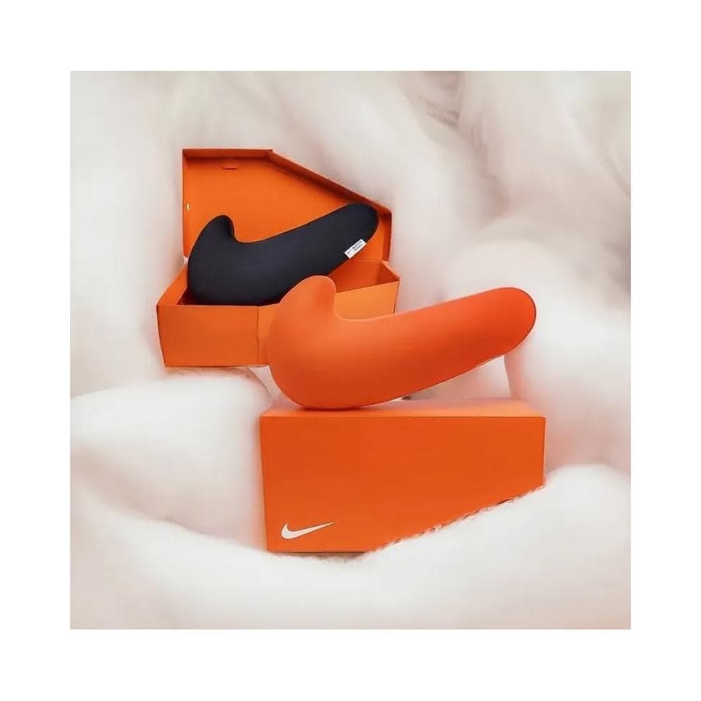 【NIKE 耐吉】Nike Swoosh Pillow 國外限定 抱枕 大勾勾 兩色 絨毛 黑橘 OG021800A(無盒) 交換禮物