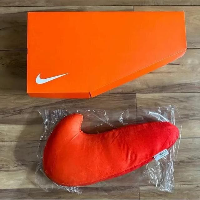【NIKE 耐吉】Nike Swoosh Pillow 國外限定 抱枕 大勾勾 兩色 絨毛 黑橘 OG021800A(無盒) 交換禮物