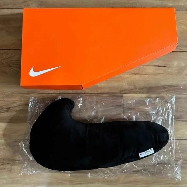 【NIKE 耐吉】Nike Swoosh Pillow 國外限定 抱枕 大勾勾 兩色 絨毛 黑橘 OG021800A(無盒) 交換禮物