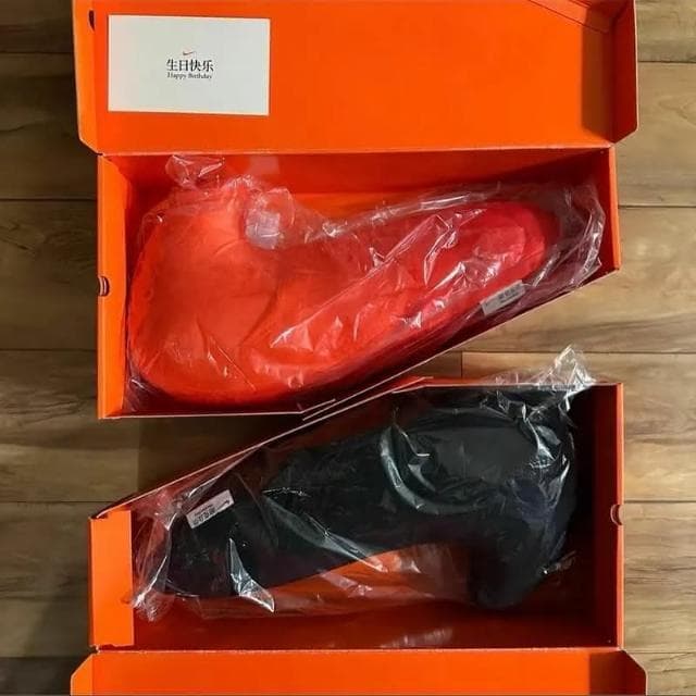 【NIKE 耐吉】Nike Swoosh Pillow 國外限定 抱枕 大勾勾 兩色 絨毛 黑橘 OG021800A(無盒) 交換禮物