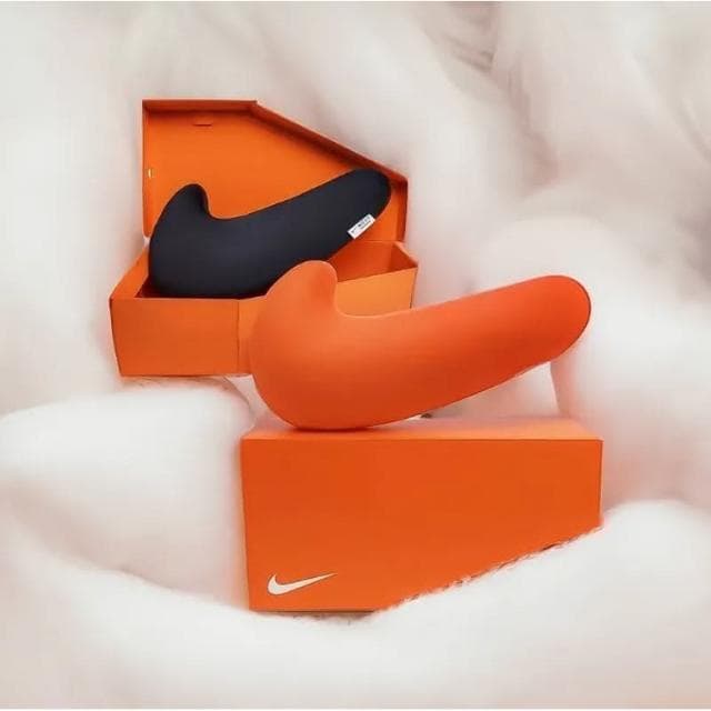 【NIKE 耐吉】Nike Swoosh Pillow 國外限定 抱枕 大勾勾 兩色 絨毛 黑橘 OG021800A(無盒) 交換禮物