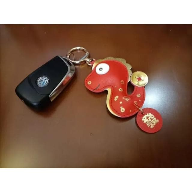 WDF.CO現貨｜2025 蛇年吊飾禮盒｜紅色招財蛇汽車鑰匙扣｜包包吊飾｜新年禮物｜發財皮革掛件｜交換禮物｜禮品