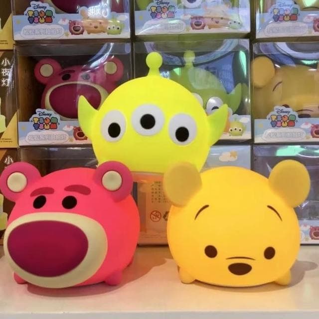 【Disney 迪士尼】軟Q療癒拍拍燈 小熊維尼 三眼怪 草莓熊 ( 3D立體造型 床頭小夜燈 三檔色溫 可調控燈光  捏捏燈 解壓  手辦 公仔 擺件 兒童夜燈  臥室裝飾 送禮 生日禮物 交換禮物 聖誕禮物 )