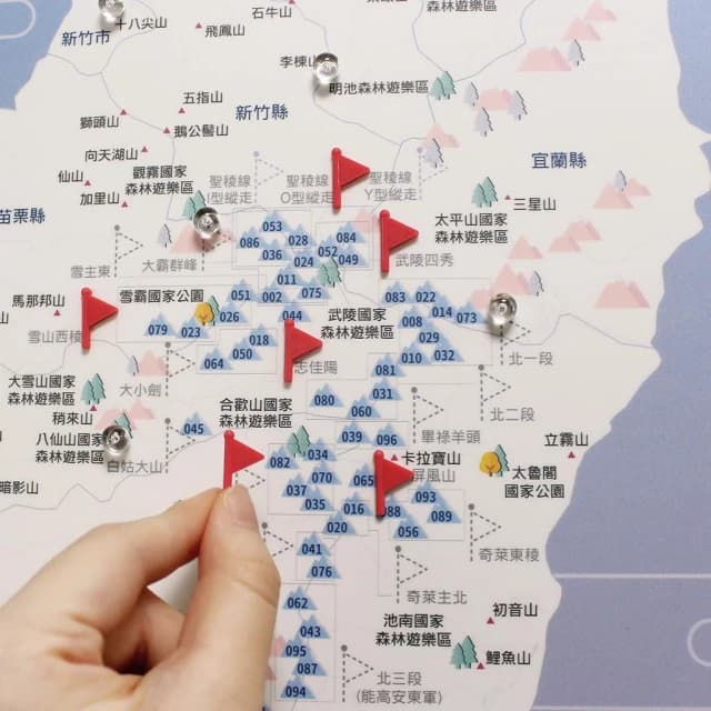 【Umade】台灣百岳地圖木框海報 石英粉色 附插旗地標+磁鐵地標扣 (小百岳 國家公園 牆壁裝飾 房間佈置 情侶禮物 生日禮物推薦 紀念禮物 登山紀錄 居家裝飾)
