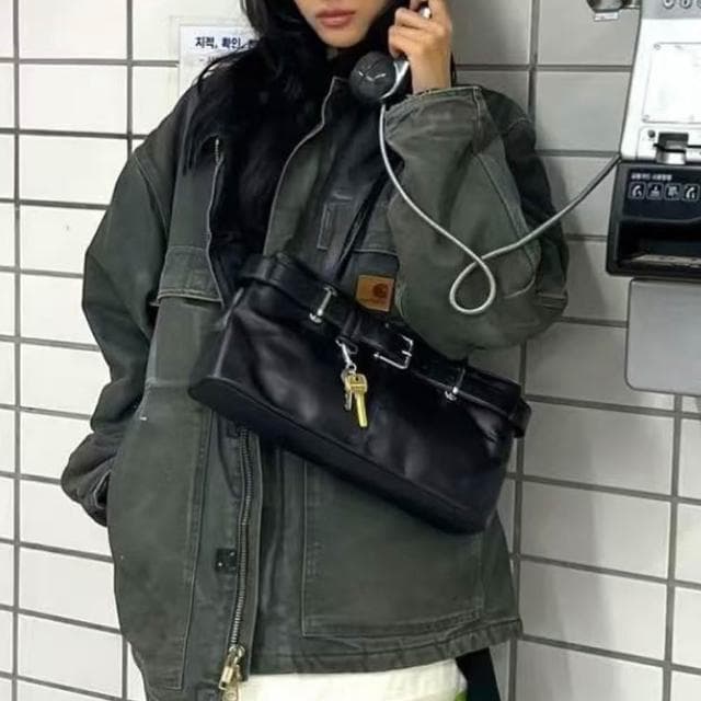 【LEESA】個性包包\小眾設計\包包\單肩包\韓國包包\黑色包包\復古包包\鑰匙包\腋下包\小包包\法棍包\機車包\女生禮物