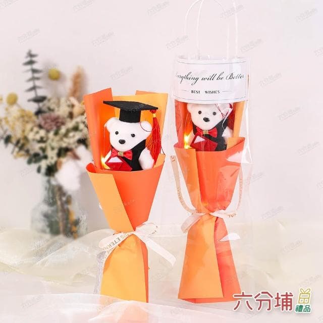 【六分埔禮品】LED畢業小熊拿證書33cm-附提袋(擺飾畢業禮物可愛小熊花束畢業熊娃娃學士帽)