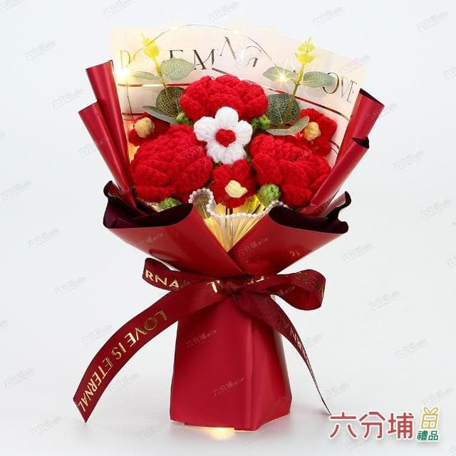 【六分埔禮品】織夢時光LED三玫瑰小花編織花束-多色任選(擺飾母親節情人節約會告白畢業禮物毛編針織盒裝)