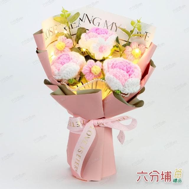【六分埔禮品】織夢時光LED三玫瑰小花編織花束-多色任選(擺飾母親節情人節約會告白畢業禮物毛編針織盒裝)
