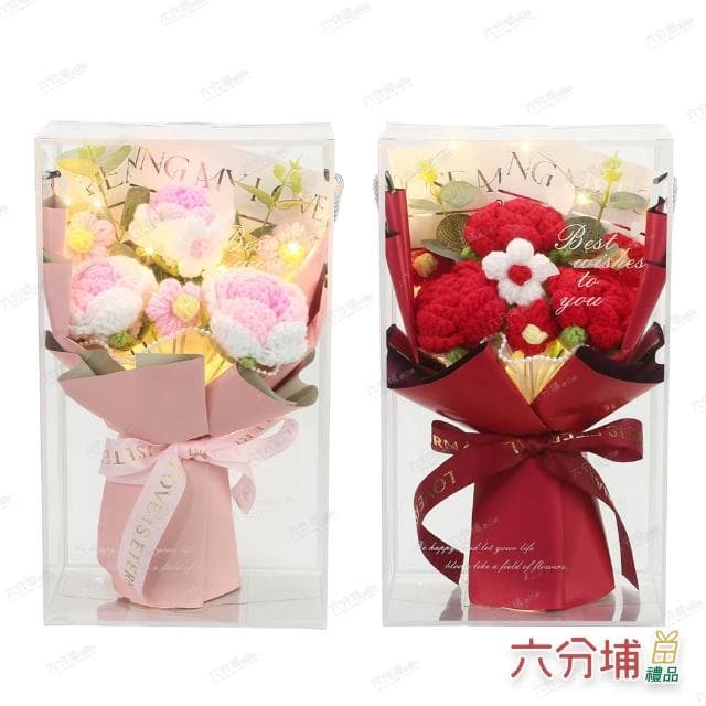 【六分埔禮品】織夢時光LED三玫瑰小花編織花束-多色任選(擺飾母親節情人節約會告白畢業禮物毛編針織盒裝)
