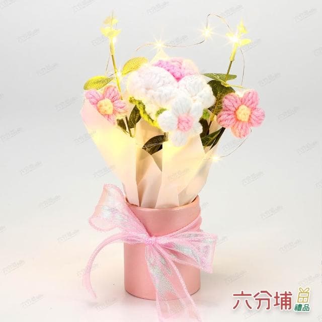 【六分埔禮品】織心玫瑰LED編織小花綠葉花盆-多色任選(擺飾母親節情人節畢業禮物編織針織玫瑰花束)