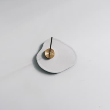 灰調 PEACEFUL LAKE 靜湖｜黃銅漣漪線香座水泥盤・擴香盤