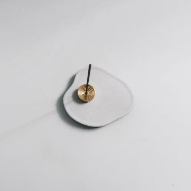 灰調 PEACEFUL LAKE 靜湖｜黃銅漣漪線香座水泥盤・擴香盤