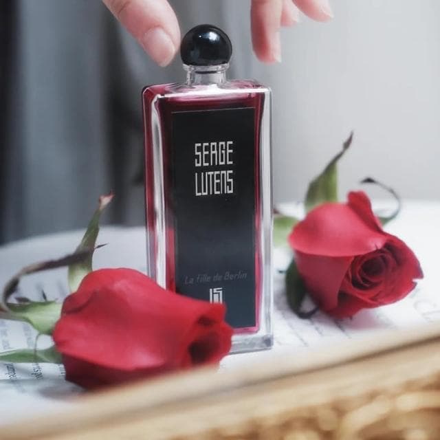 【SERGE LUTENS  盧丹詩】SERGE LUTENS 盧丹詩 柏林少女淡香精 50ML(國際航空版) 送禮推薦