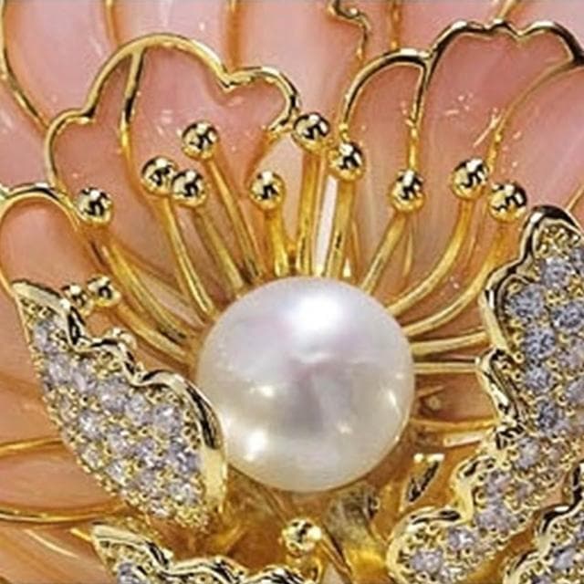 【EMMA SUE】金屬別針 造型胸針 鋯石 旗袍配件 送長輩 紀念日禮物 新年胸針 珍珠 配飾 優雅 花開富貴 牡丹花 胸針 別針 