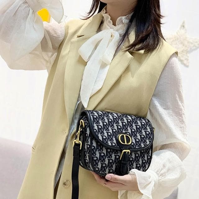 【LEESA】馬鞍包\可愛包包\老花包包\黑色帆布包\包包\帆布牛皮包\斜背包\腋下包\腋下單肩包\斜背馬鞍包\高級感\禮物\