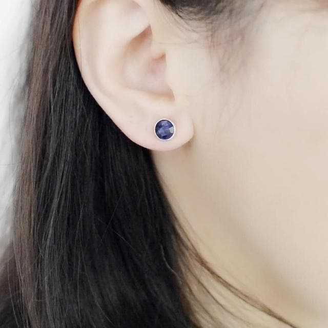 【BLUMA】藍寶石簡約小圓純銀耳環(生日情人節禮物 水晶飾品 圓形天然石原礦針式耳釘 飾品禮盒)