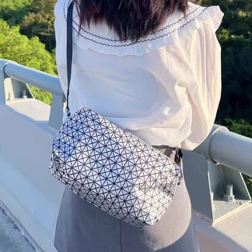 【MoonDy】防水側背包 小包包 黑色包包 情侶包包 菱格包包 幾何造型包 小馬鞍包 斜背小方包 生日禮物