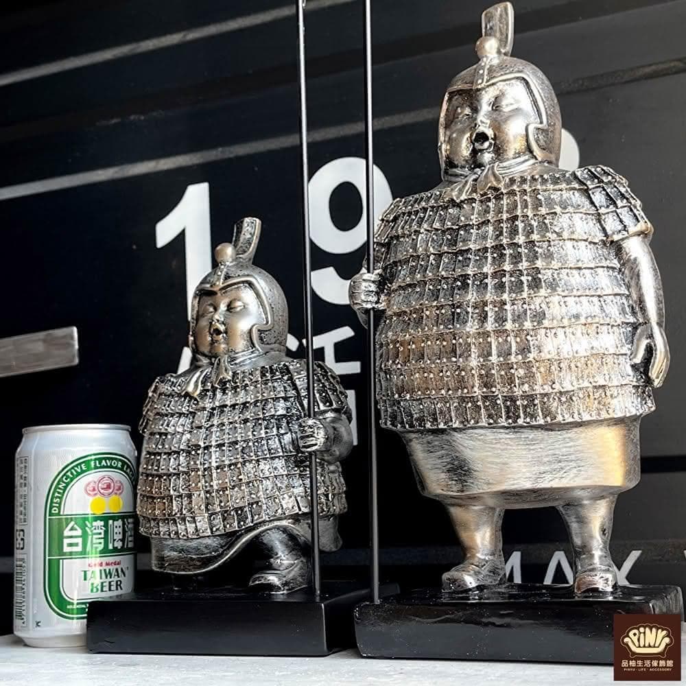 【PiNYU 品柚生活傢飾館】胖兵馬俑拿槍擺飾(搞笑胖兵馬俑復古擺件新中式櫃玄關家居裝飾品 中國風交換禮物)