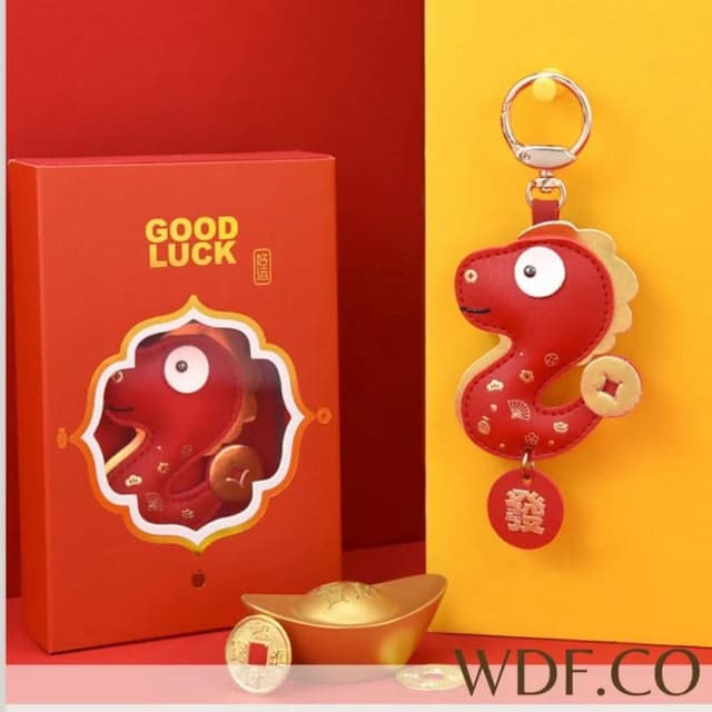 WDF.CO現貨｜2025 蛇年吊飾禮盒｜紅色招財蛇汽車鑰匙扣｜包包吊飾｜新年禮物｜發財皮革掛件｜交換禮物｜禮品
