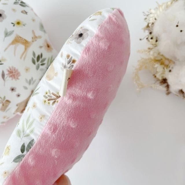 【Lianne baby】粉鹿熊森林手工寶寶蝴蝶枕圍兜彌月禮盒 嬰兒禮物(滿月禮 收涎禮物 週歲禮 彌月禮盒)