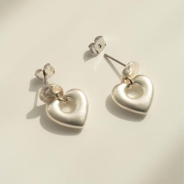 【Queenshop】QUEENSHOP_ S 女裝 正韓 鏤空愛心吊墜耳針式耳環 現+預 07030933