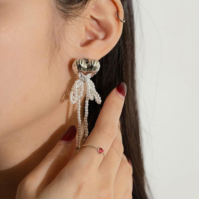 【Queenshop】QUEENSHOP_ S 女裝 正韓 大愛心珍珠蝴蝶結垂墜耳針式耳環 現+預 07030945