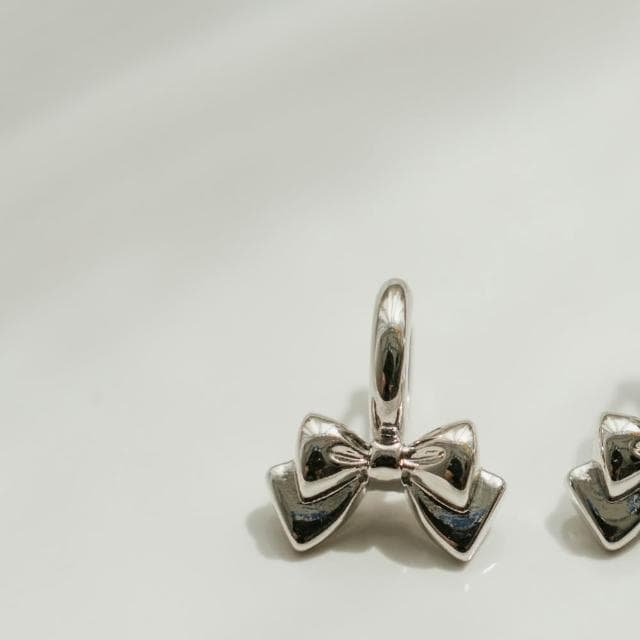 【Queenshop】QUEENSHOP_ S 女裝 正韓 立體金屬蝴蝶結C型耳環 現+預 07030928