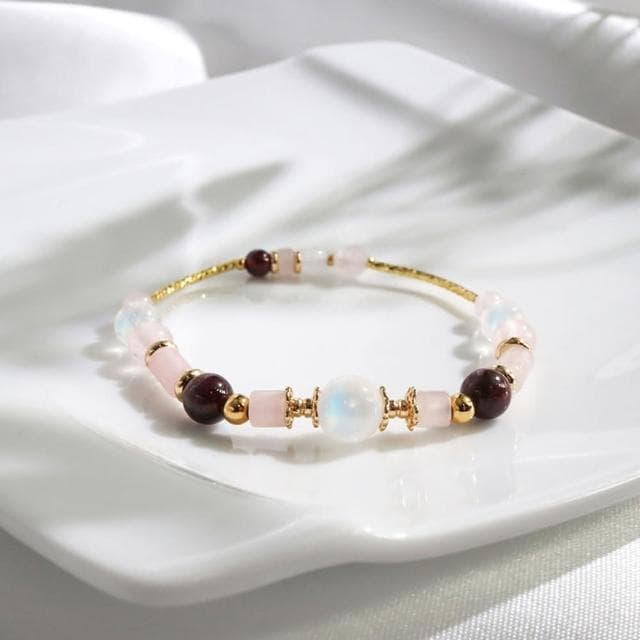 【月色真美】願望之月 l 月光石石榴石粉晶手鍊(A01 精緻包裝送禮方便 嚴選天然水晶 鑑定師把關)