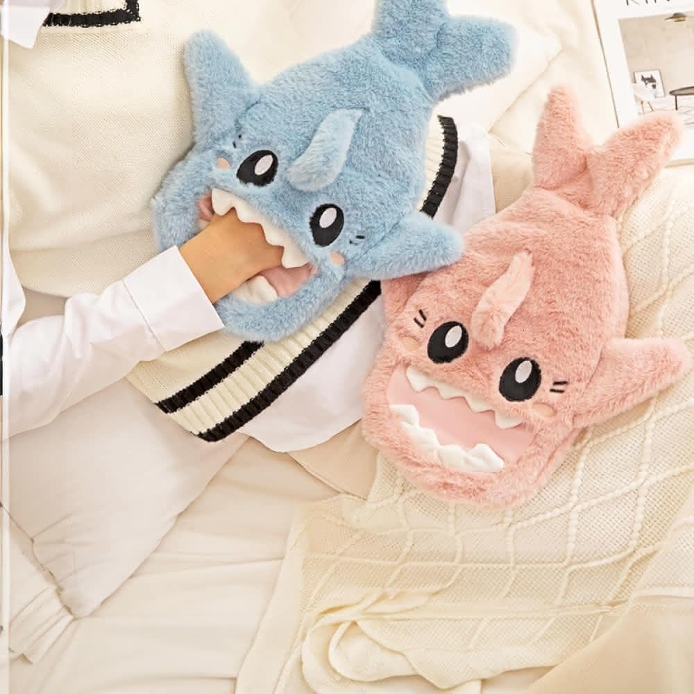 鯊魚寶寶熱水袋 暖肚子 1000ml 熱水袋 造型熱水袋 保溫 暖手 熱敷袋 暖暖袋 絨毛熱水袋 保暖熱水袋 暖手袋