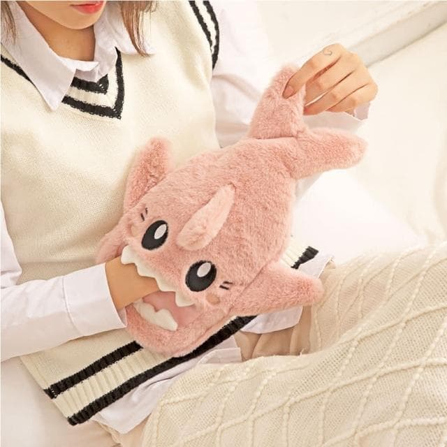 鯊魚寶寶熱水袋 暖肚子 1000ml 熱水袋 造型熱水袋 保溫 暖手 熱敷袋 暖暖袋 絨毛熱水袋 保暖熱水袋 暖手袋