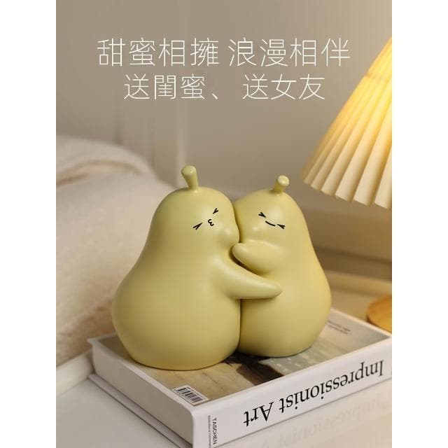 抱抱梨景德鎮陶瓷擺件可愛裝飾品客廳送男女生喬遷生日禮物
