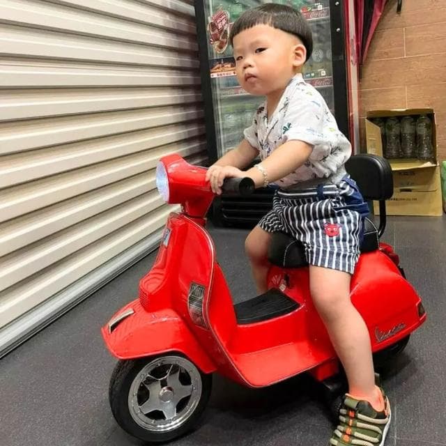 【聰明媽咪】小偉士兒童電動摩托車 偉士牌機車 A008 機車玩具 汽車玩具 抓週 小朋友生日禮物 兒童派對慶生  聰明媽咪
