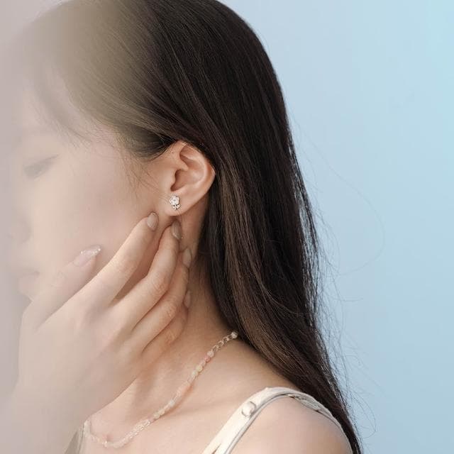【Queenshop】QUEENSHOP_ S 女裝 正韓 貝殼光澤小花耳針式耳環 現+預 07030957