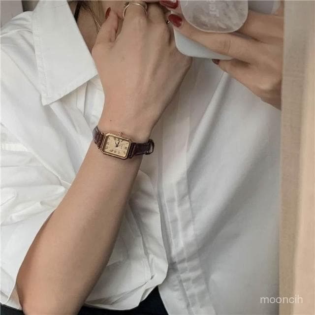偉偉有道 高級感小衆手錶女款學生港風氣質休閒女士皮帶設計輕奢複古羅馬錶