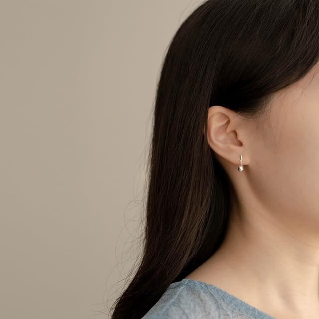 【Queenshop】QUEENSHOP_ S 正韓 925銀精緻亮面胖水滴造型耳環 現+預 07030938