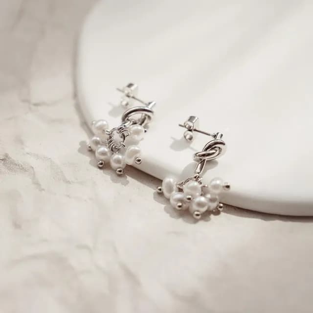 【Queenshop】QUEENSHOP_ S 正韓 簡約垂墜珍珠造型耳針式耳環 現+預 07030940