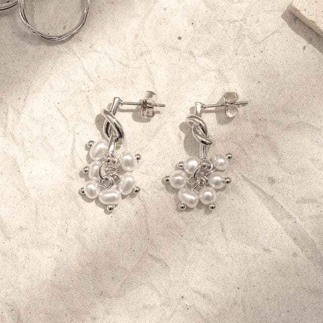 【Queenshop】QUEENSHOP_ S 正韓 簡約垂墜珍珠造型耳針式耳環 現+預 07030940
