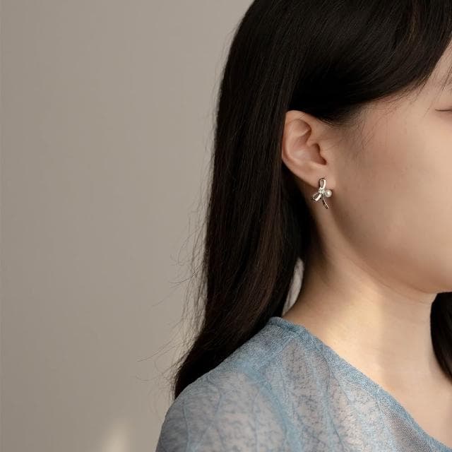 【Queenshop】QUEENSHOP_ S 正韓 水鑽設計蝴蝶結珍珠耳針式耳環 現+預 07030944