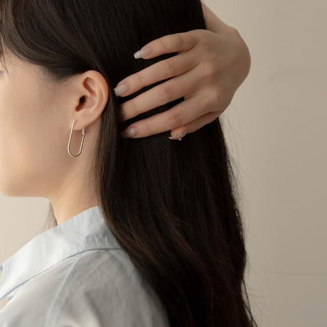 【Queenshop】QUEENSHOP_ S 正韓 光澤線型圈圈耳針式耳環 現+預 07030949