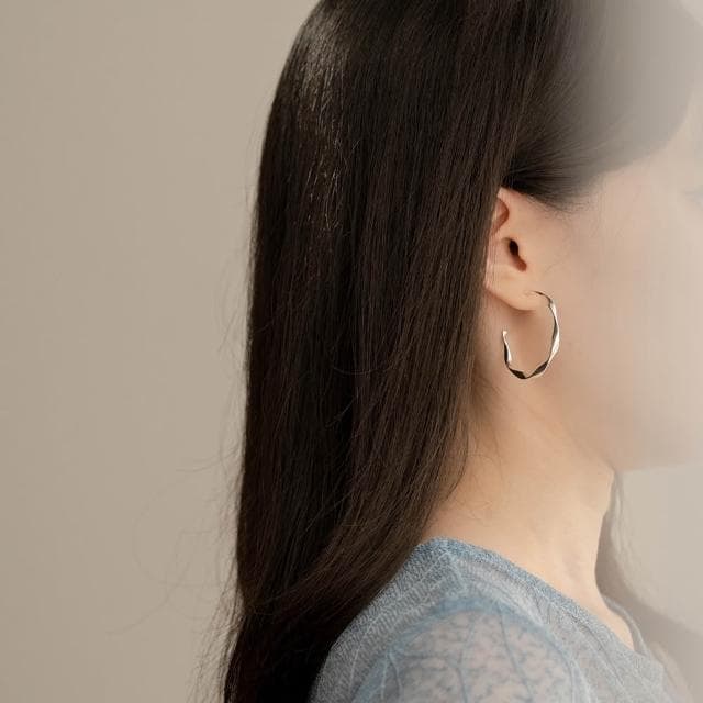 【Queenshop】QUEENSHOP_ S 正韓 簡約大波浪圓圈耳針式耳環 現+預 07030950