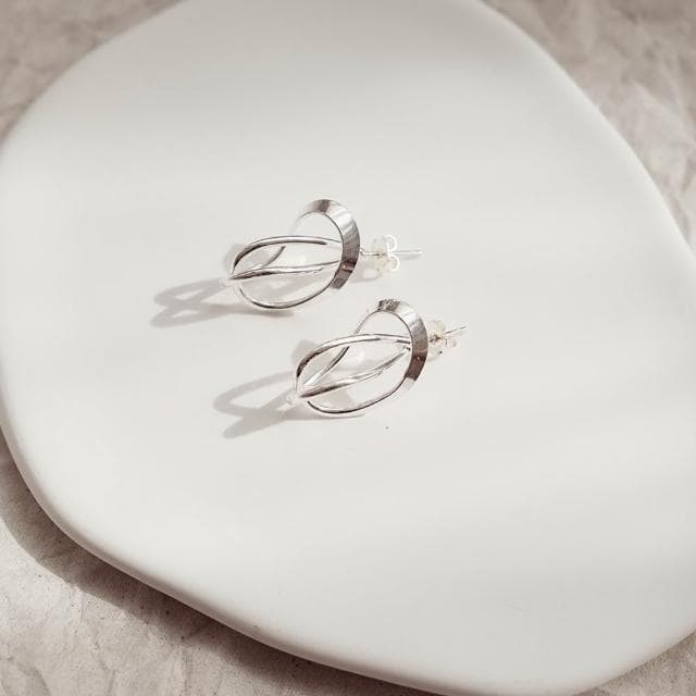 【Queenshop】QUEENSHOP_ S 正韓 幾何弧線設計耳針式耳環 現+預 07030951